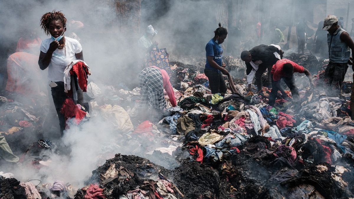 Fotky: Největší second hand v Africe shořel. Úřady zde postaví nemocnici